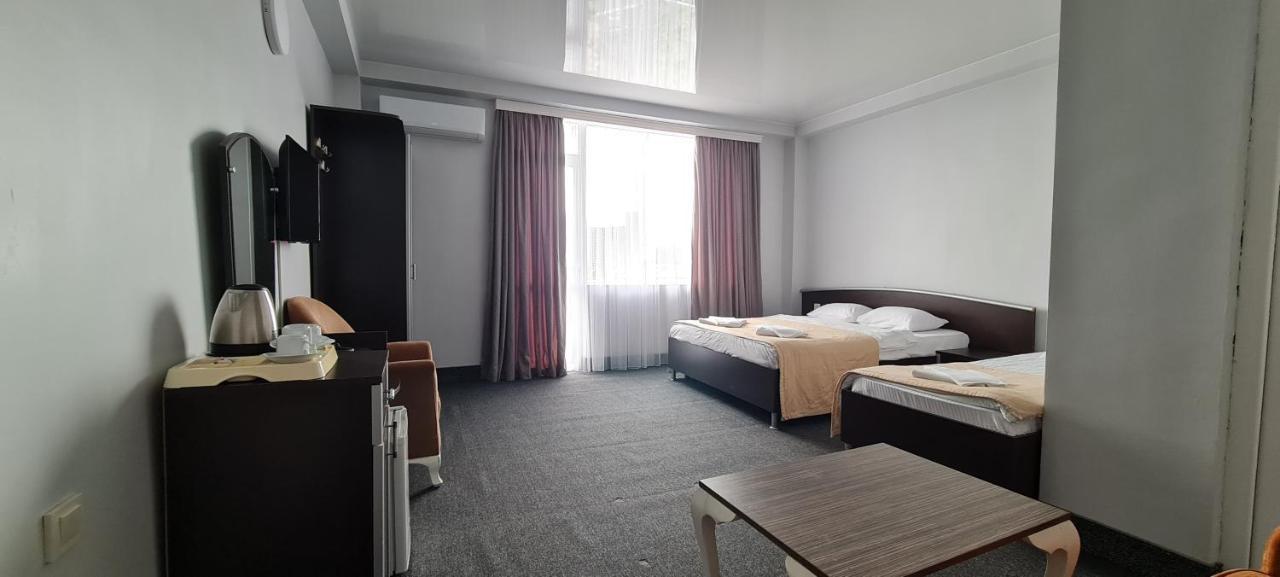 Hotel Genatsvale 巴统 外观 照片