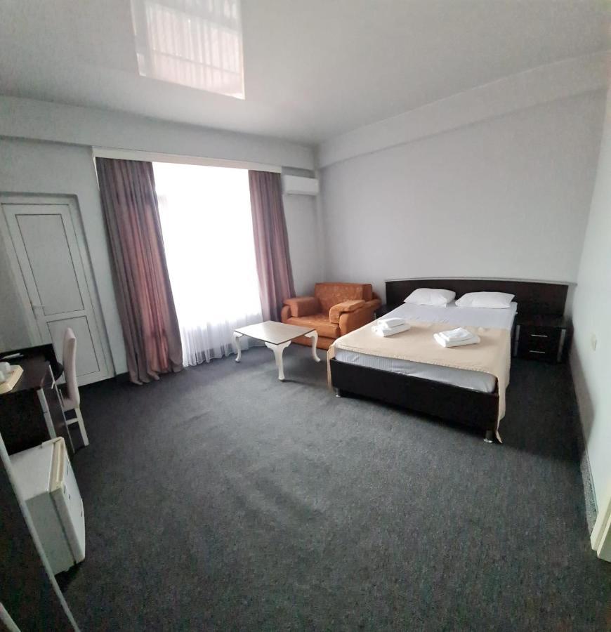 Hotel Genatsvale 巴统 外观 照片